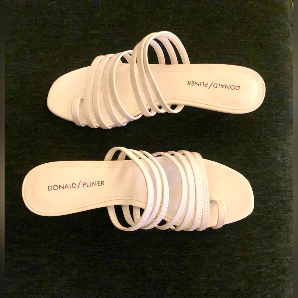 Donald J Pliner Strappy white leather toe ring kitten heel slide size 7.